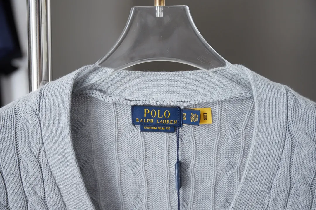 P250 POLO Paul Ralph Lauren 25FW new autumn and winter style classic war horse embroidered twist sweater, light luxury, a must-have item for daily commuting for men and women. Correct version. Welcome to compare. Detailed features · Made of 35% wool content yarn, 35% cashmere 30% synthetic fiber · Used German imported machine twist knitted cardigan · Open mold customization brand logo resin buttons · Imported Tajima machine embroidered classic war horse · Thread design on collar, cuffs and hem, windproof and comfortable · Original main mark, washed tag, moisture-proof paper packaging Color: black/khaki/grey Size: S M L XL